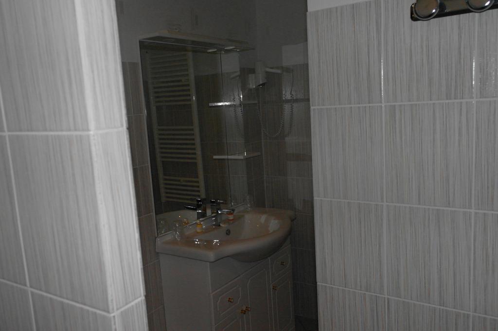 Hostellerie Saint Clement Vic-sur-Cère Buitenkant foto