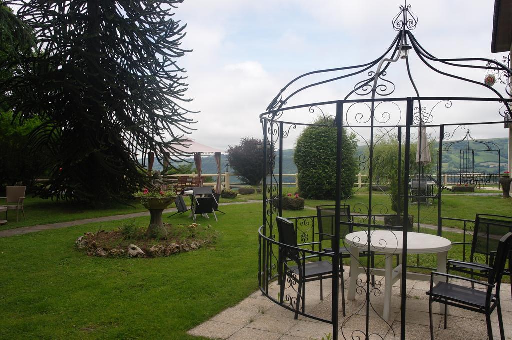 Hostellerie Saint Clement Vic-sur-Cère Buitenkant foto