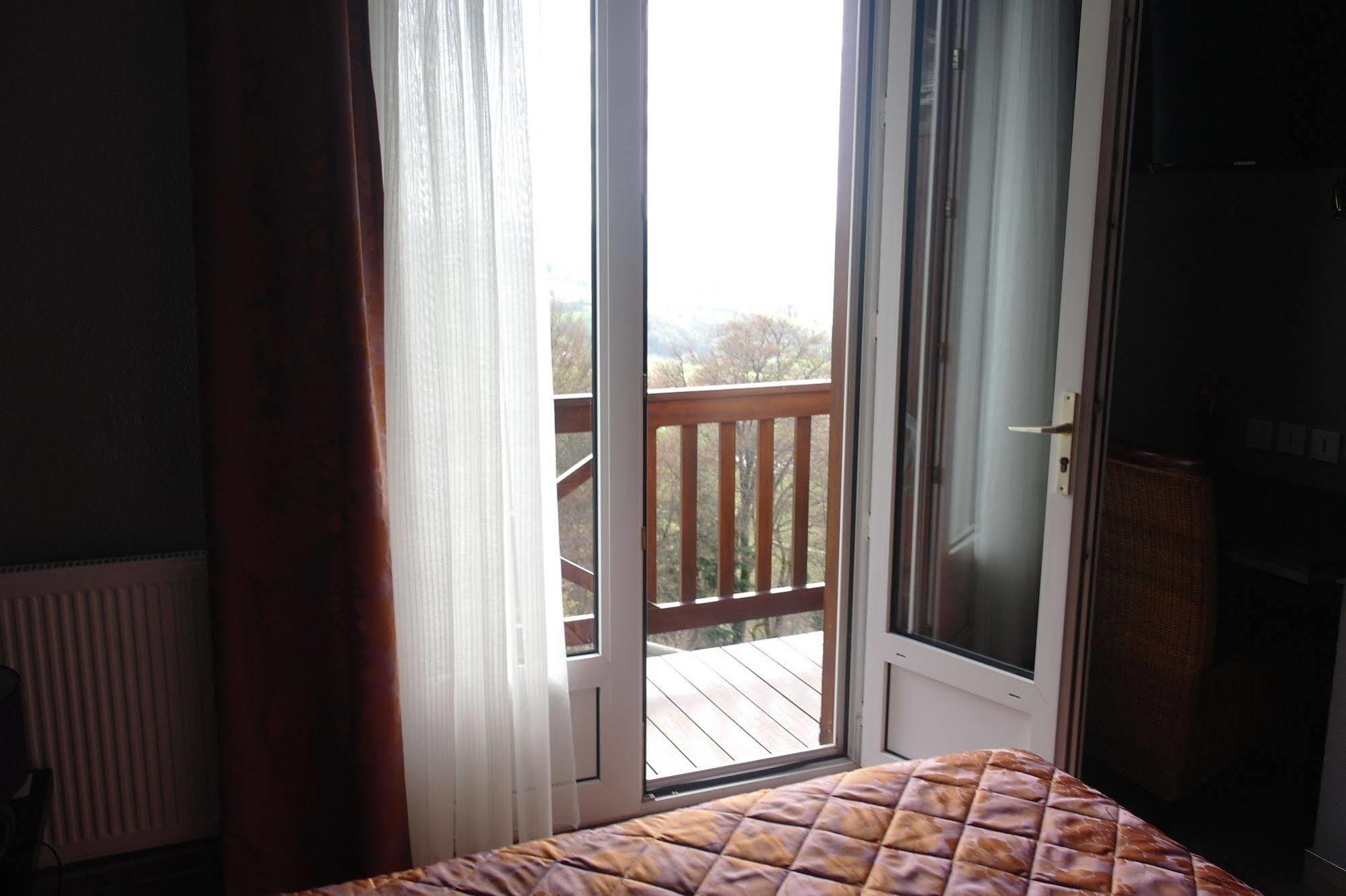 Hostellerie Saint Clement Vic-sur-Cère Buitenkant foto