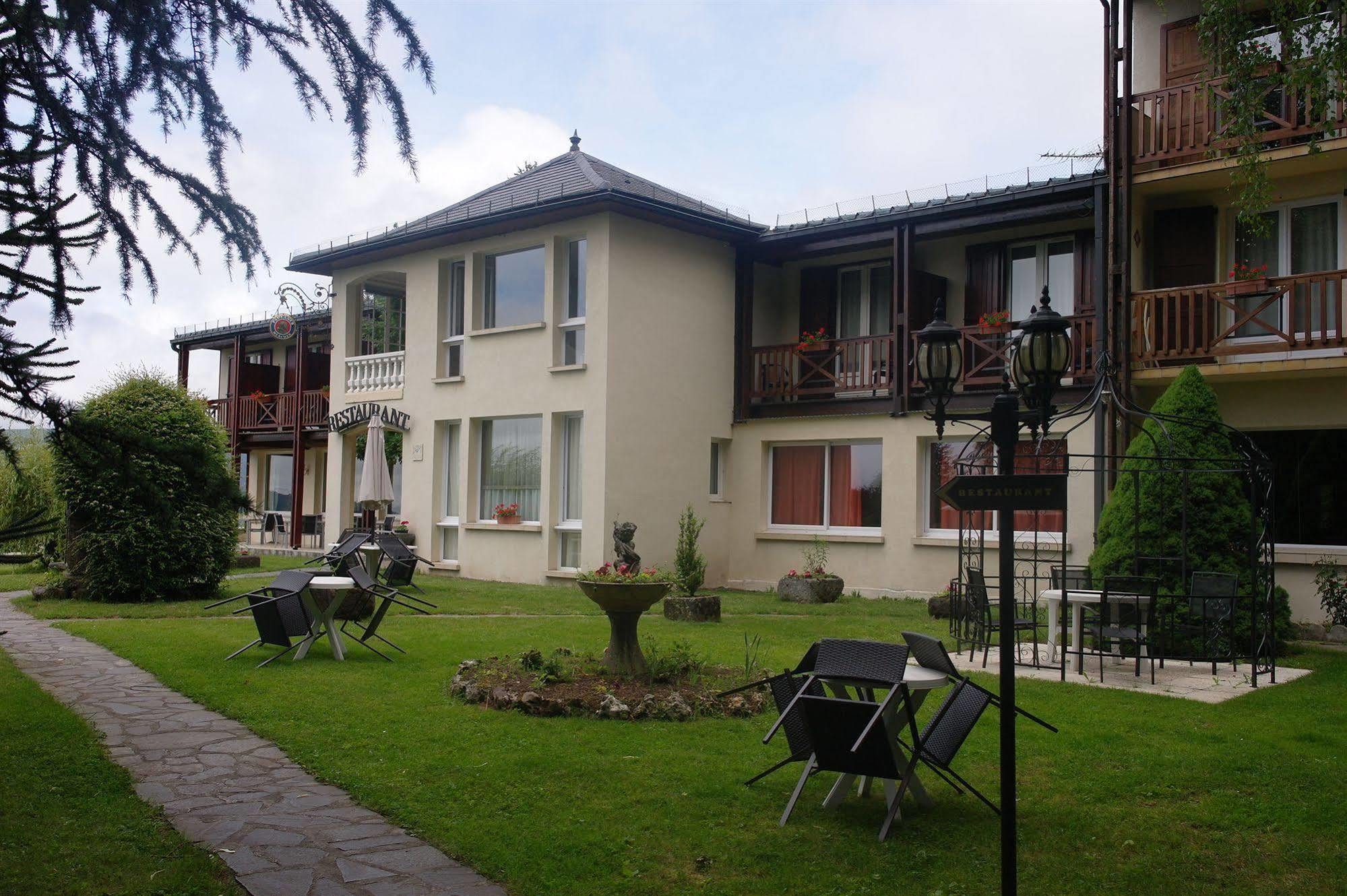 Hostellerie Saint Clement Vic-sur-Cère Buitenkant foto