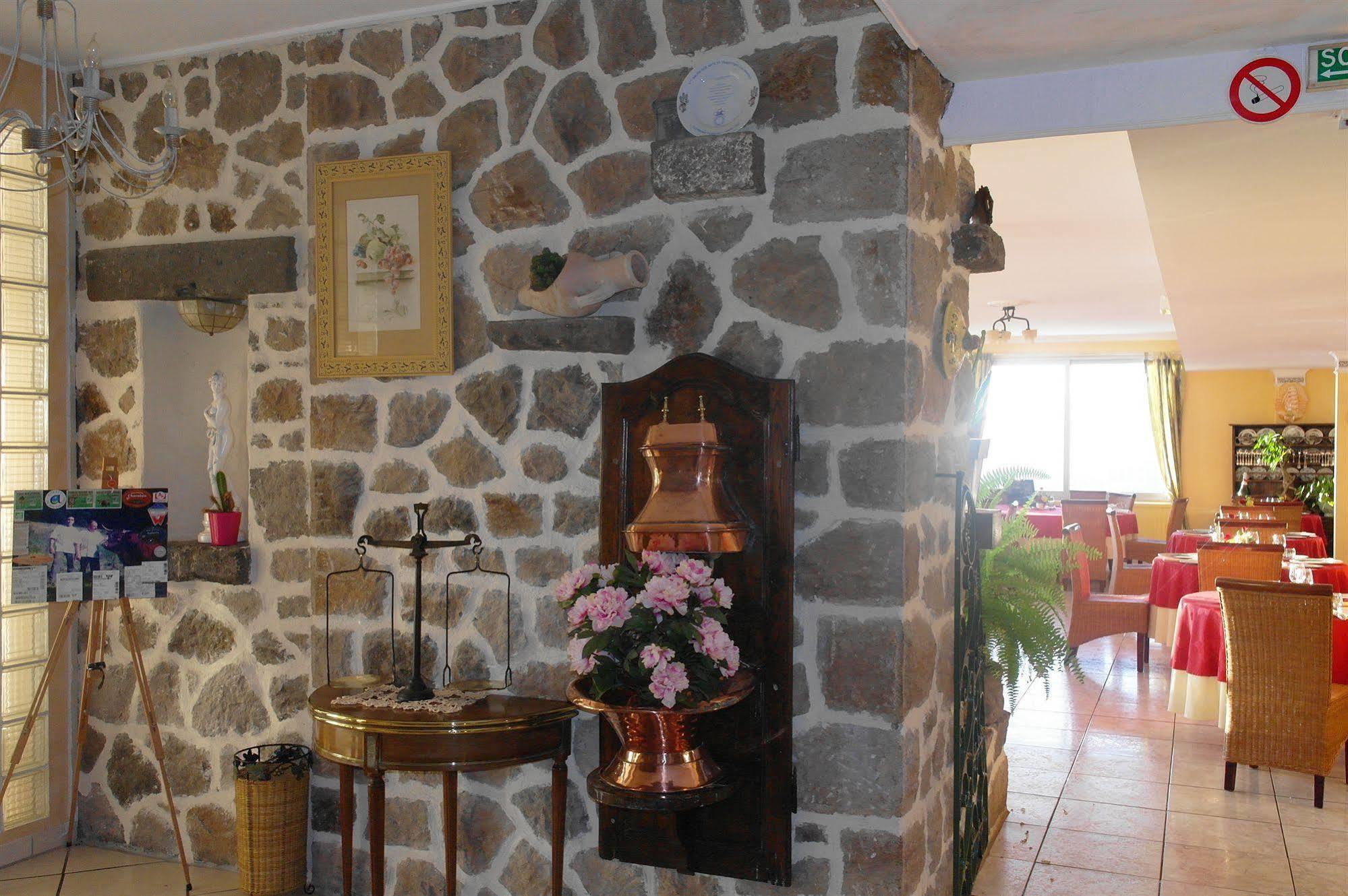 Hostellerie Saint Clement Vic-sur-Cère Buitenkant foto